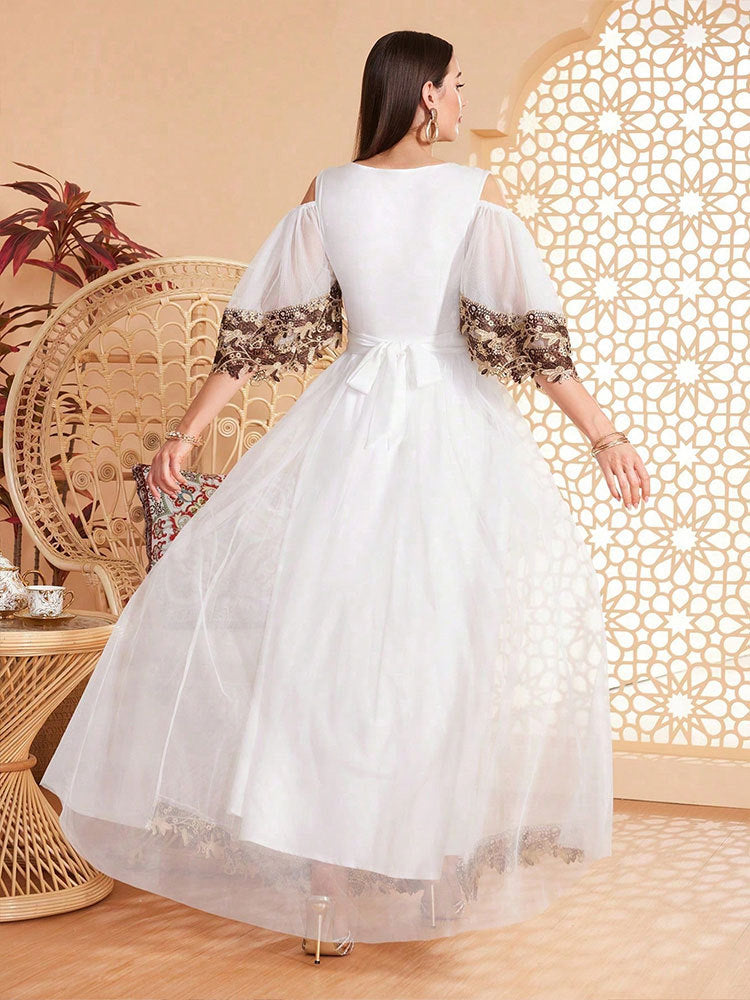 فستان شبكي من الشرق الأوسط، مزين بتطريزات أنيقة، بأكمام واسعة مكشوفة الكتفين