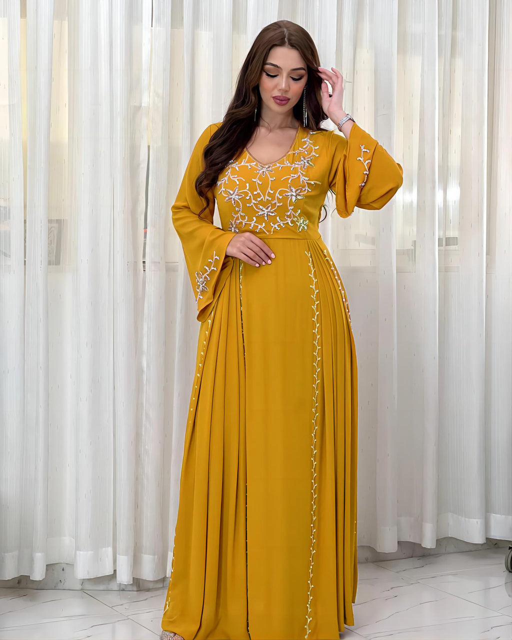 Robe de soirée élégante à broderies et appliqués avec ceinture, manches longues, jupe longue