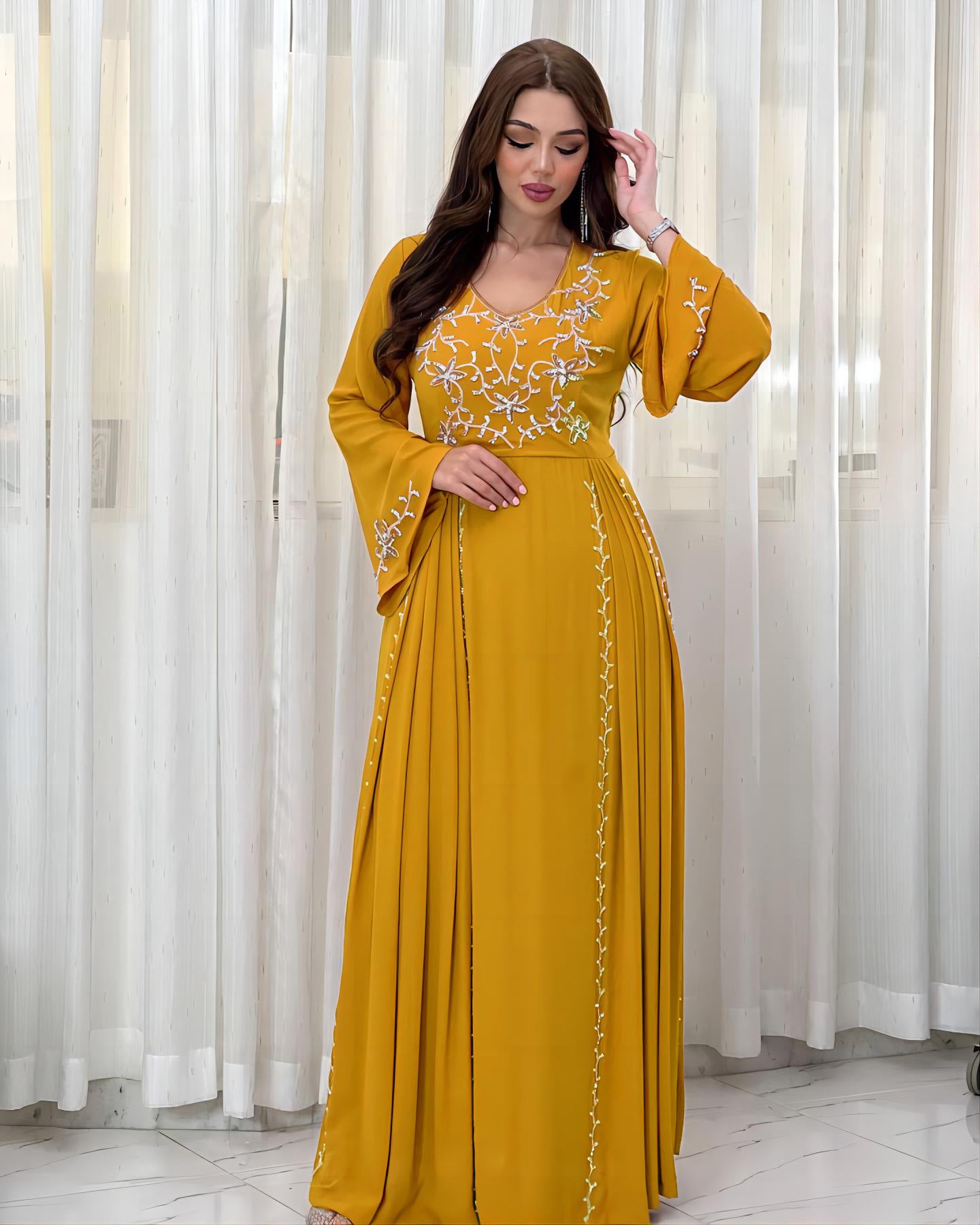 Robe de soirée élégante à broderies et appliqués avec ceinture, manches longues, jupe longue