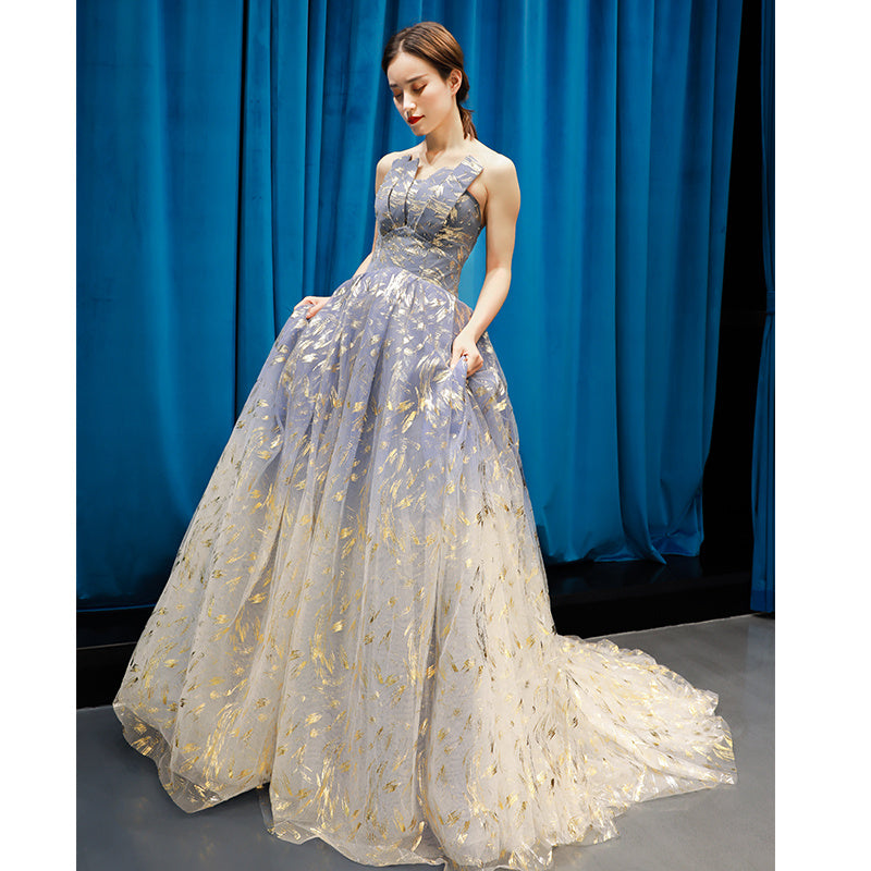 Robe de soirée à motif bleu clair et traîne en queue-de-pie