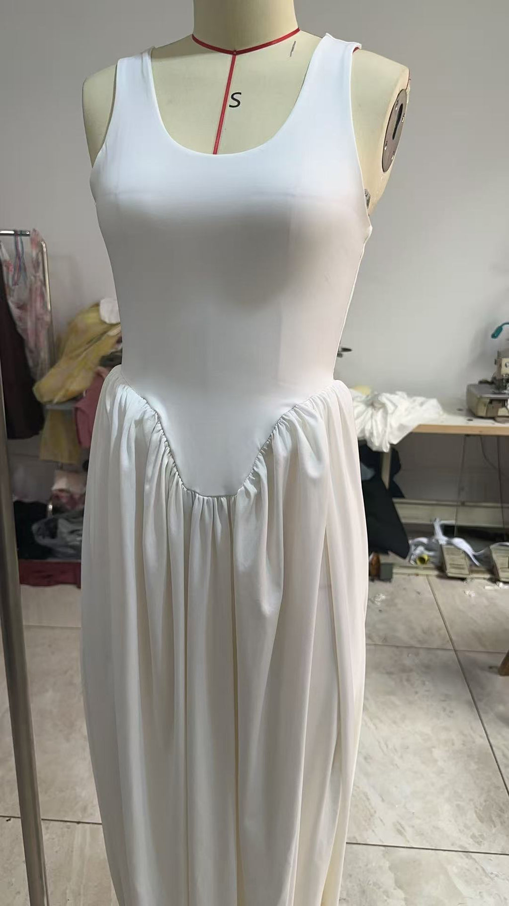Robe plissée dos nu fendue et col en U