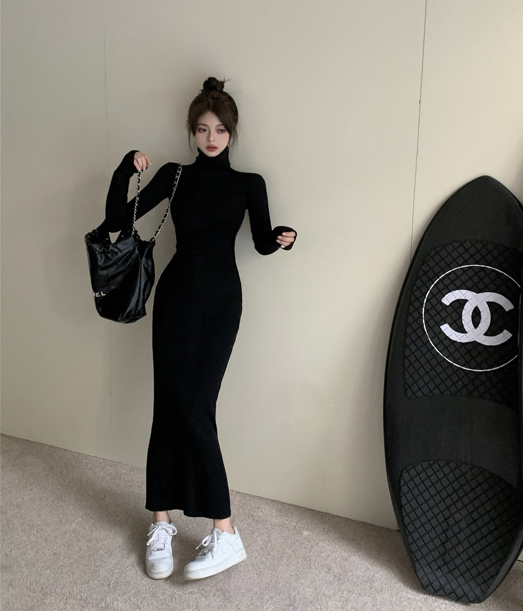 Robe mi-longue noire à col roulé en maille ajustée pour femme