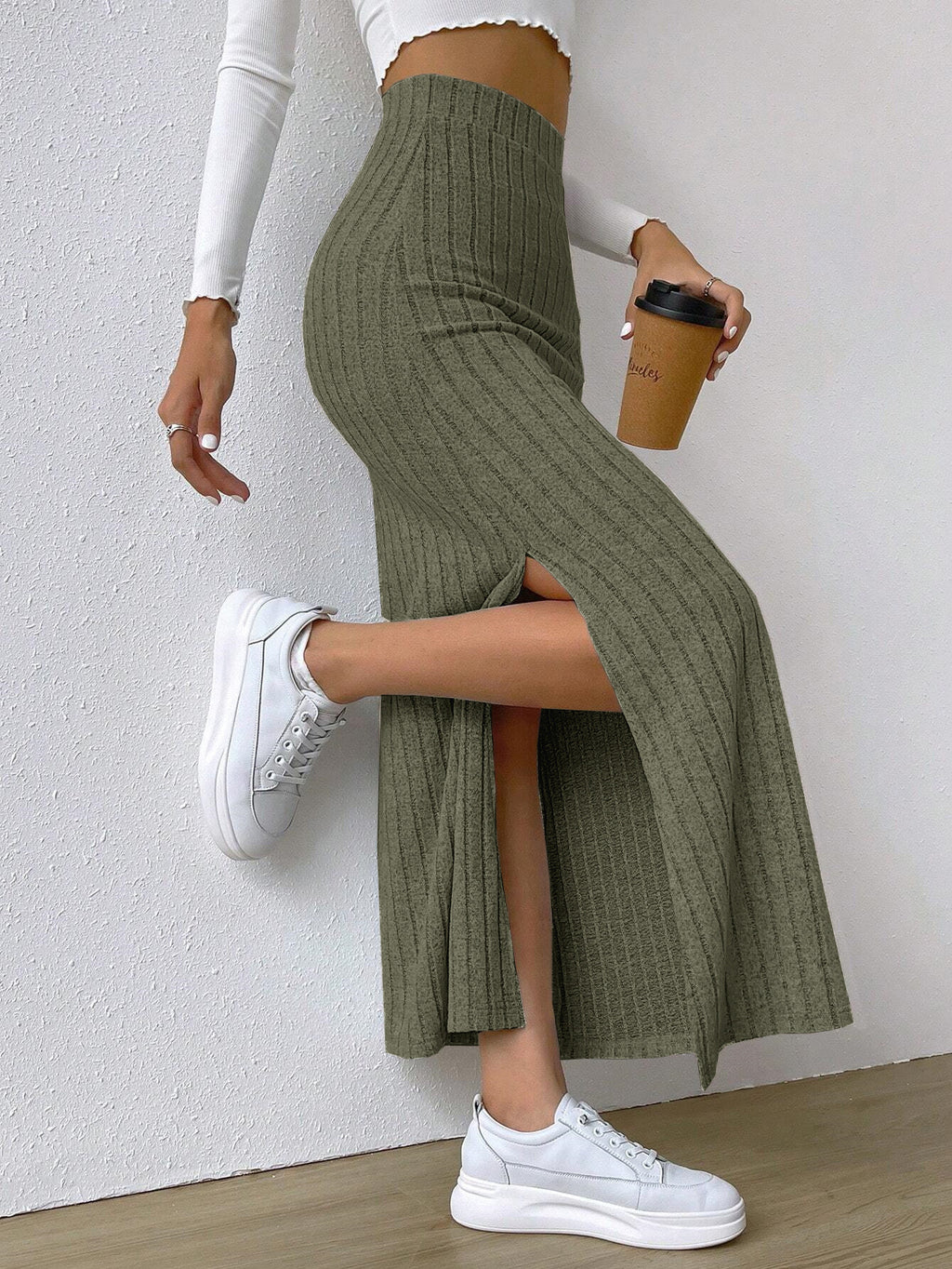 Jupe longue tricotée à taille haute et coupe ajustée, avec fente latérale, pour femme