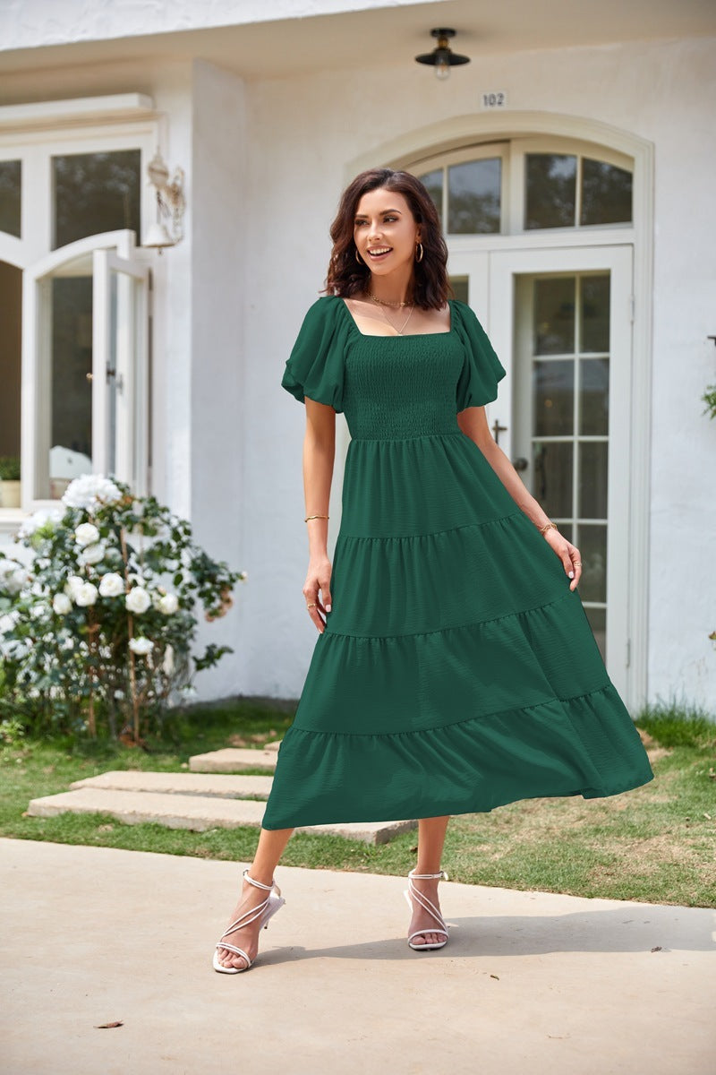 Robe courte plissée à col carré, dos nu et manches bouffantes
