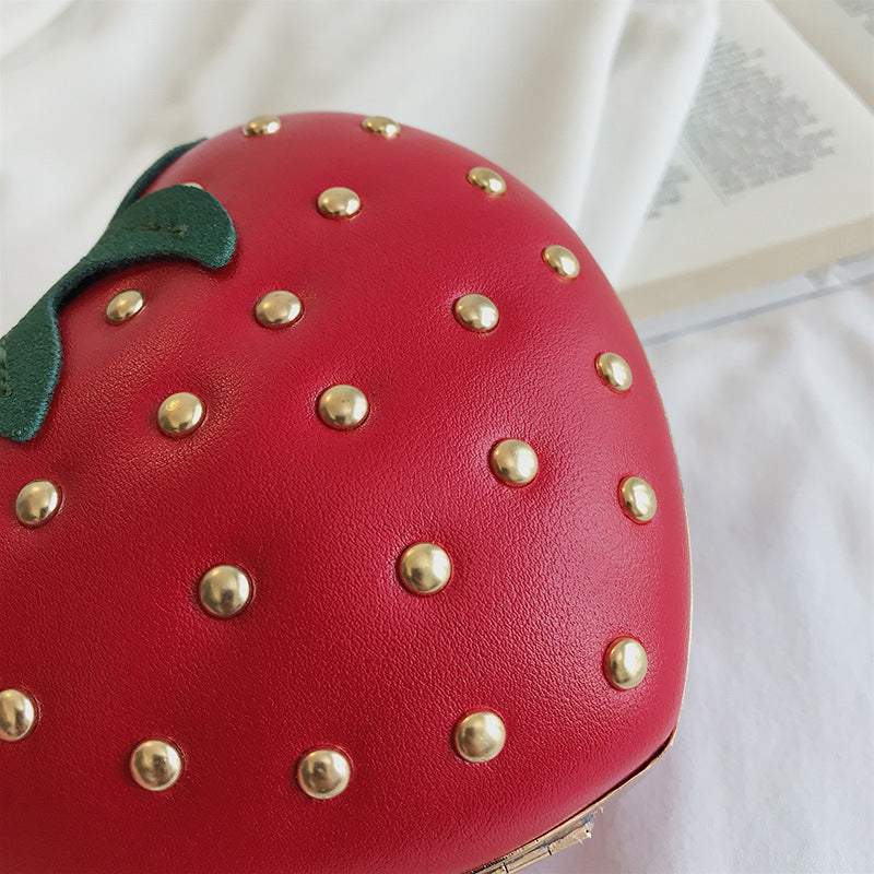 Sac à chaîne en forme de cœur fraise – Petite pochette en PU 14x12x8cm