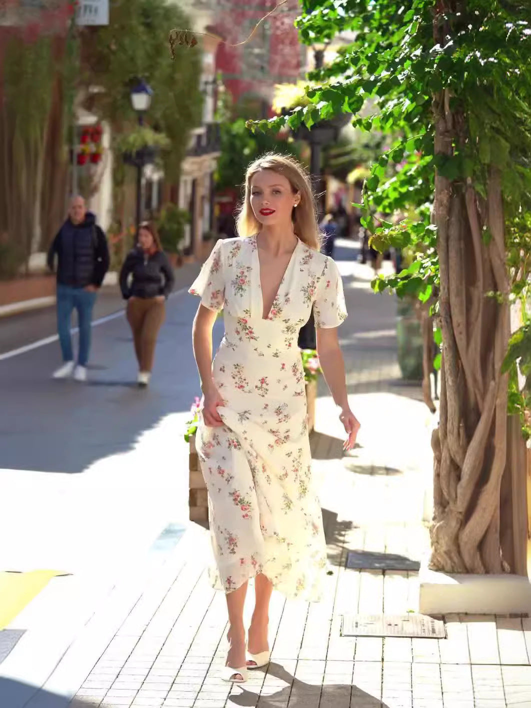 Robe française sexy amincissante à fleurs, décolleté plongeant et taille haute