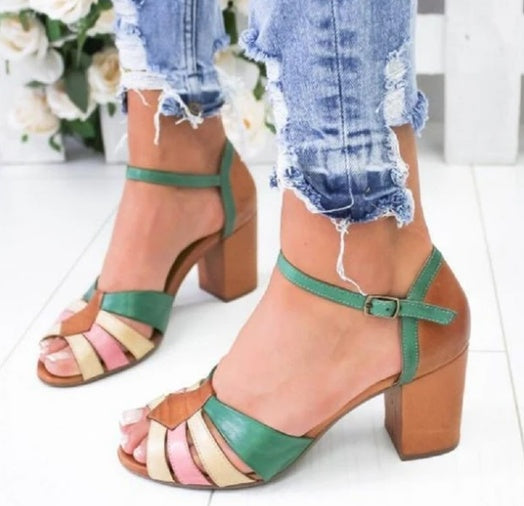 Sandales femme vertes à talon carré, bouche de poisson et boucle de couleur contrastante