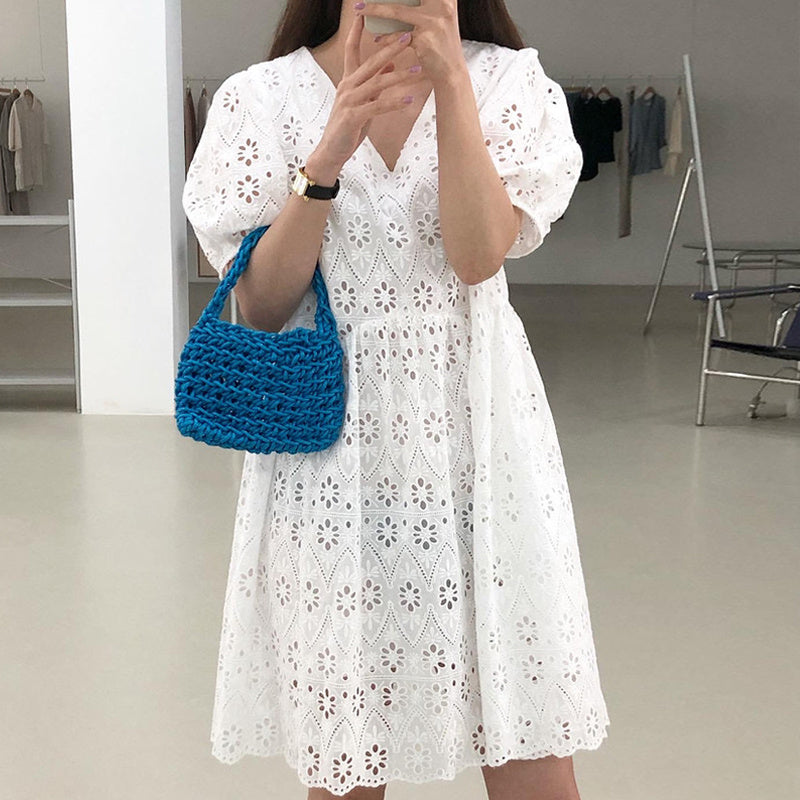 Robe pull cintrée à col en V en crochet ajouré et manches bouffantes