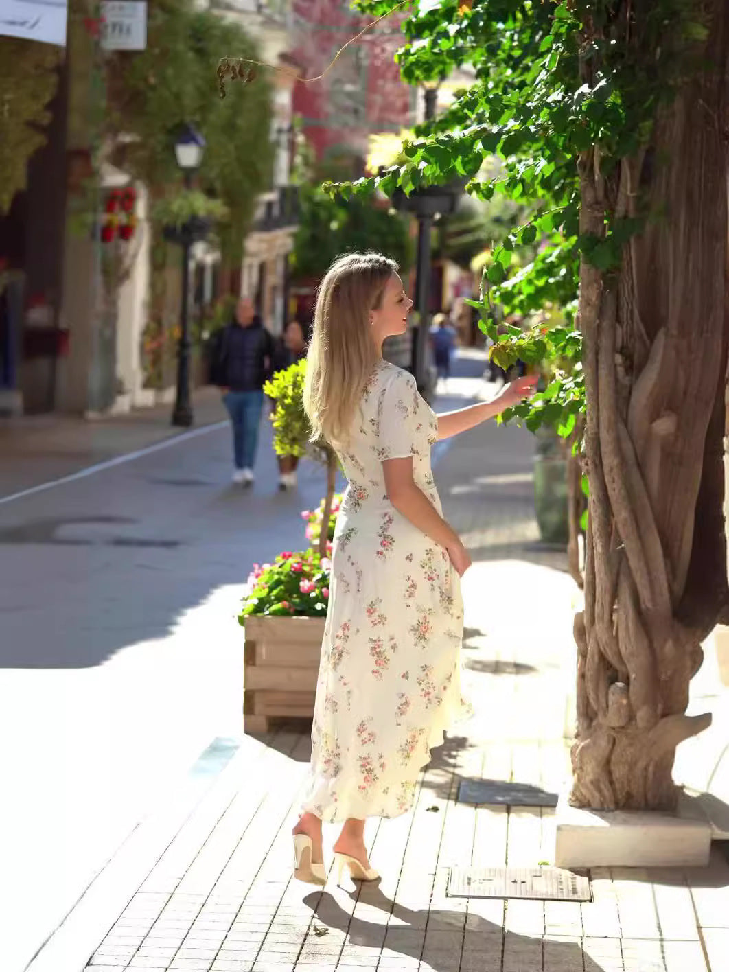 Robe française sexy amincissante à fleurs, décolleté plongeant et taille haute