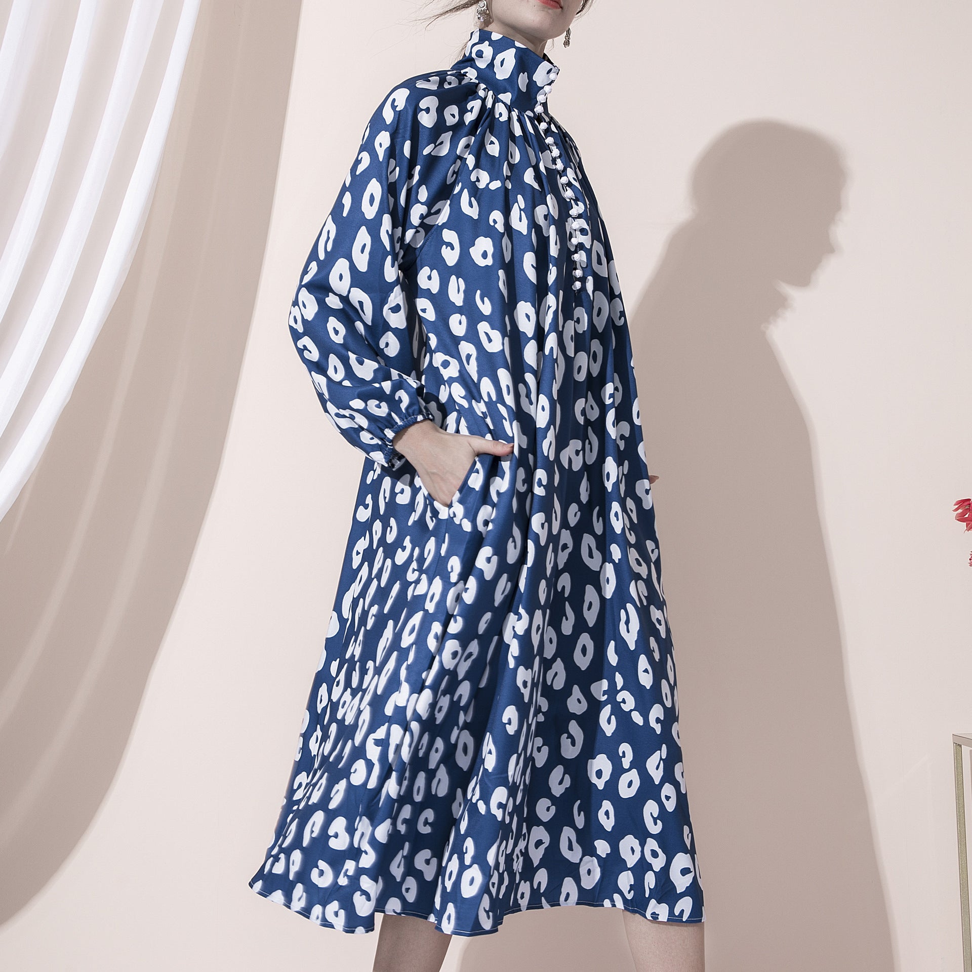 Robe mi-longue imprimée cintrée à col montant, manches bouffantes et boutonnée