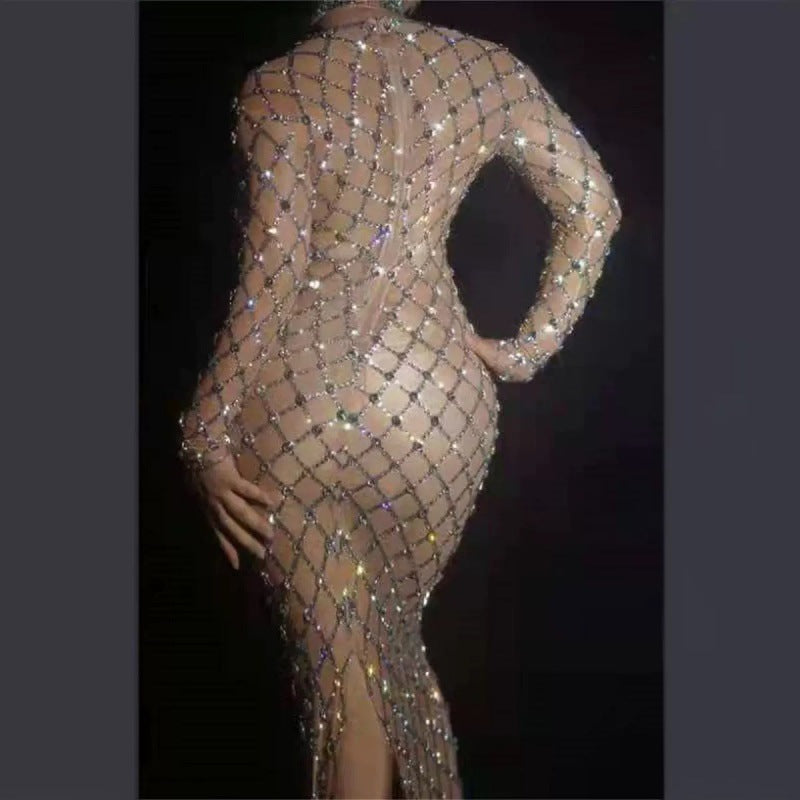 Robe longue moulante froncée en maille ajourée à cristaux colorés