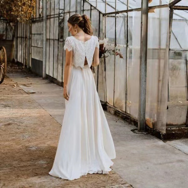 Robe de mariée légère en dentelle et satin pour des photos de destination