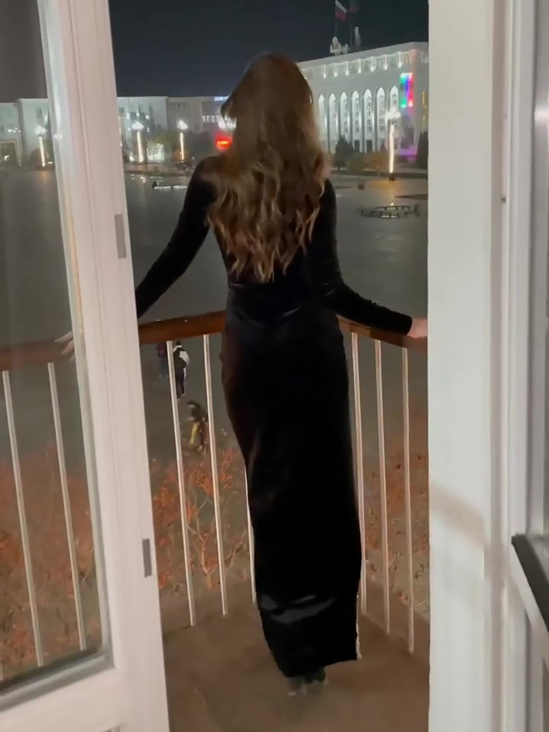 Robe longue fendue à sequins et empiècements en velours