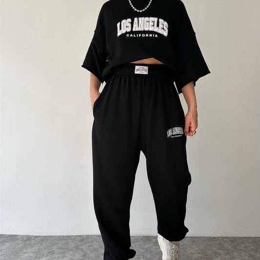 Ensemble deux pièces pour femme : sweat à capuche imprimé à manches courtes, pantalon et vêtements de loisirs pour les trajets domicile-travail.