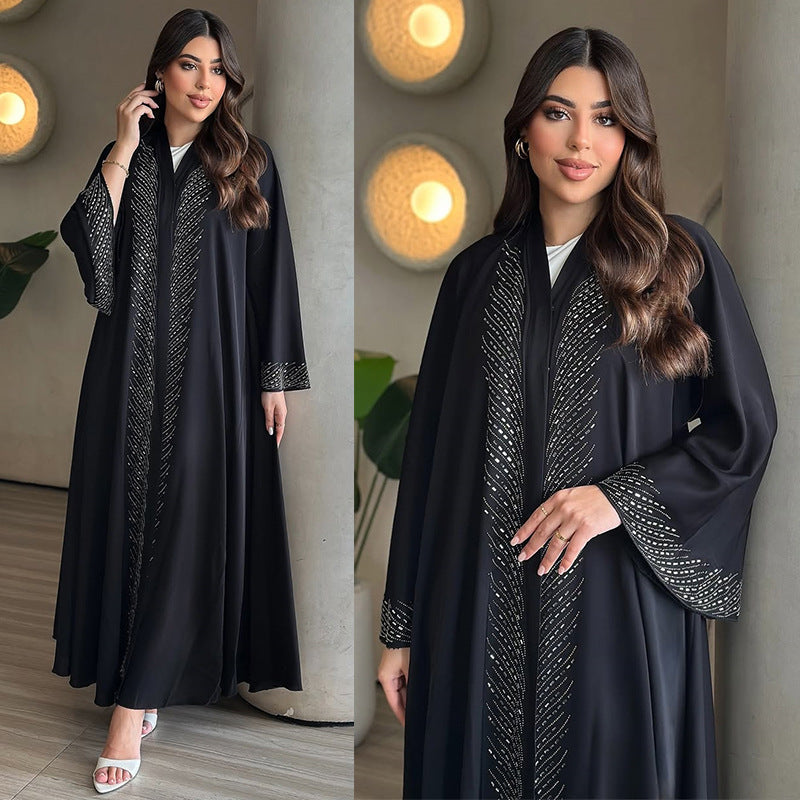 Robe noire élégante du Moyen-Orient avec ornements en strass et manches évasées