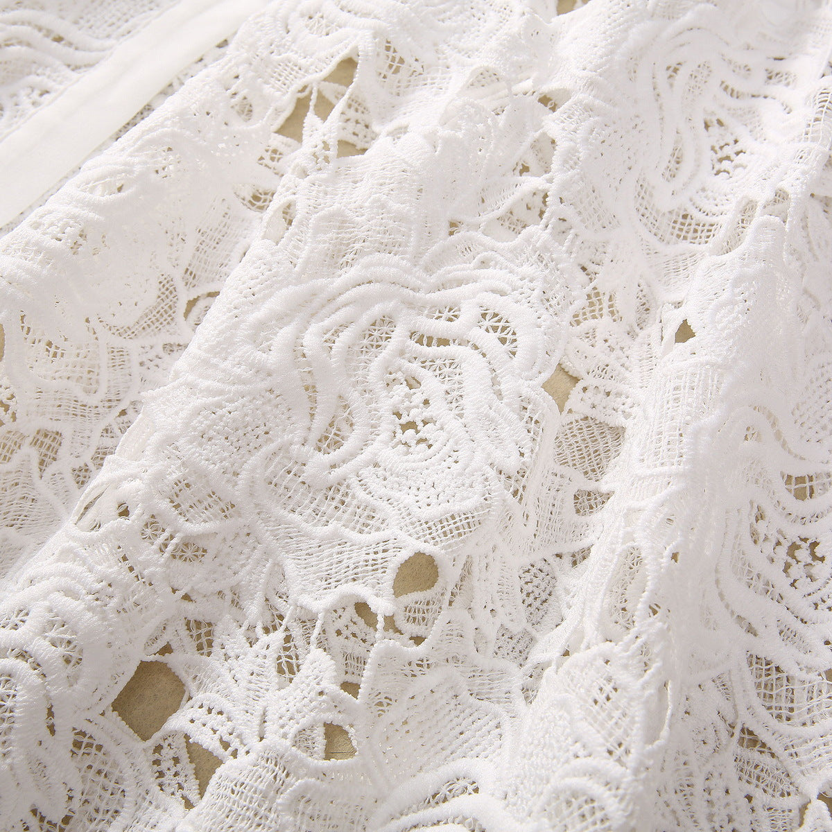 فستان بأكمام طويلة واسعة وقصة واسعة، بياقة واقفة وصدر واحد.