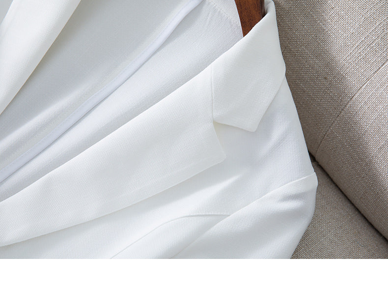 Veste de tailleur femme coupe ajustée avec manches trois-quarts et col de costume