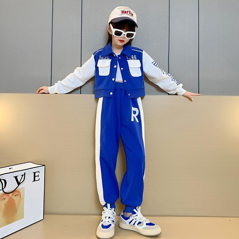 طقم أطفال مكون من قطعتين، معطف وبنطال واسع، مقاس متوسط ​​وكبير، مناسب للإطلالات الكاجوال العصرية.