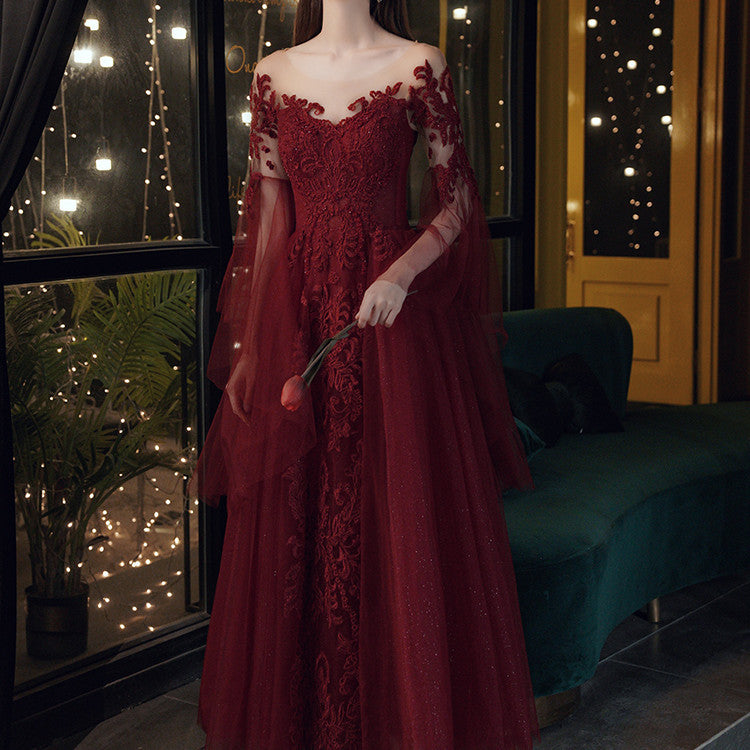 Robe de soirée en dentelle bordeaux perlée pour femme