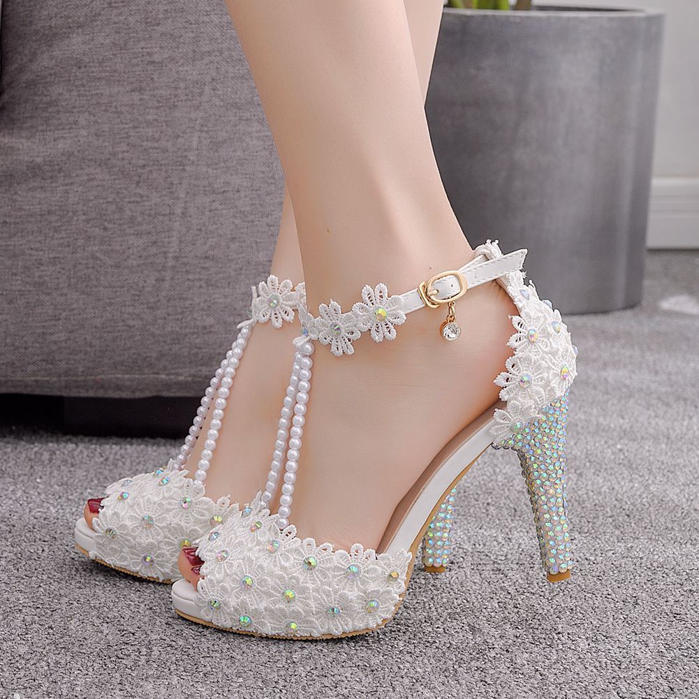 Sandales à plateforme et talon aiguille, peep toe blanches ornées de strass et perles