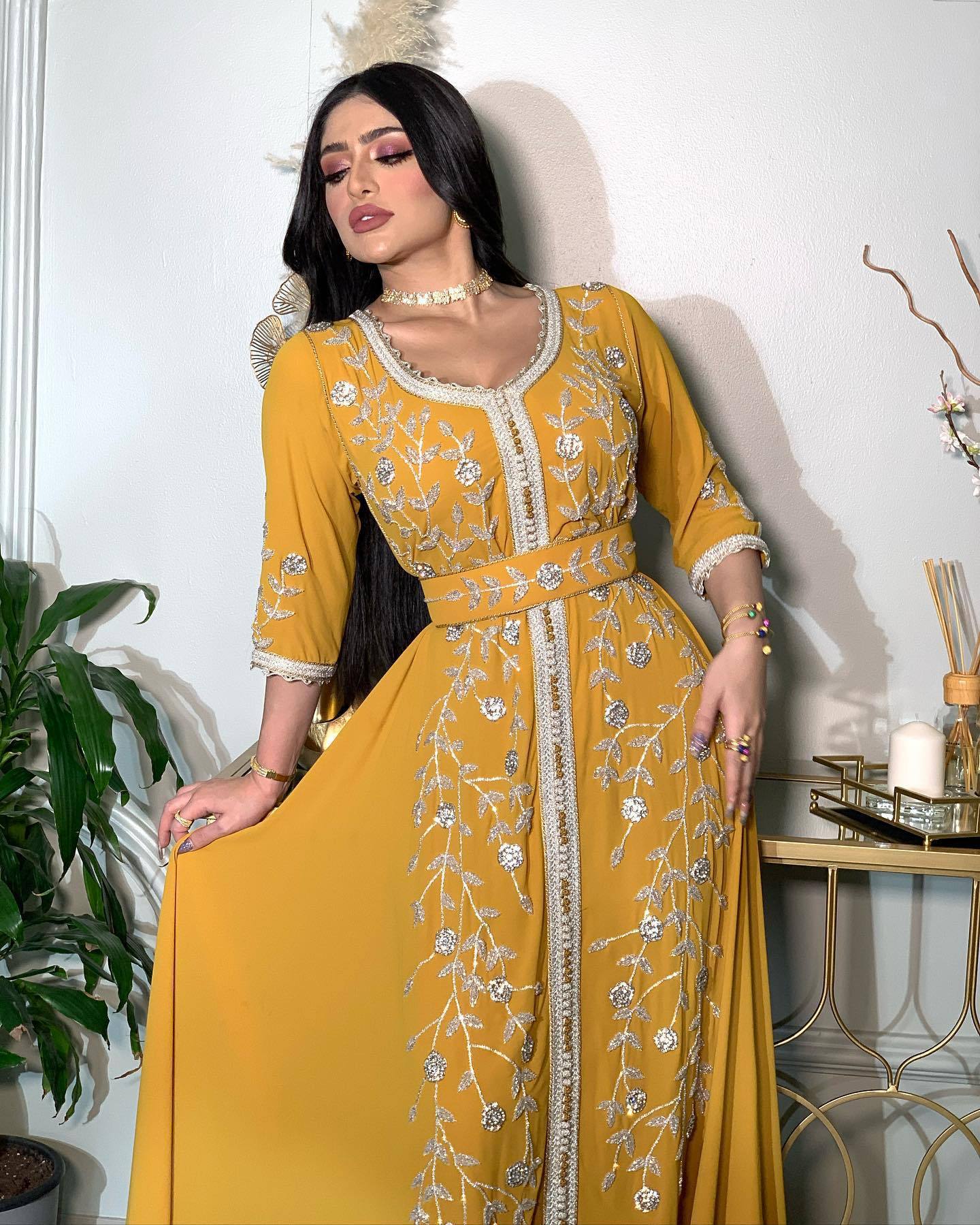 روب سهرة دانتيل أصفر بأكمام منفوخة وتطريز حجر الراين للنساء
