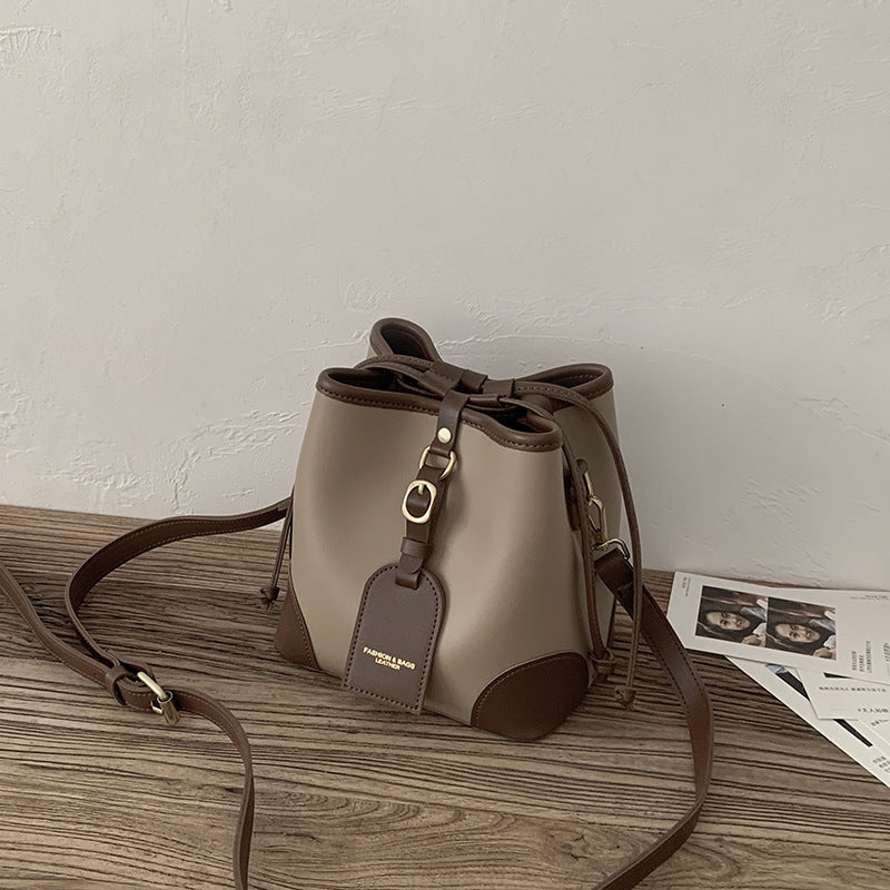 Sac bandoulière polyvalent pour femme, petit modèle seau avec contraste de couleurs