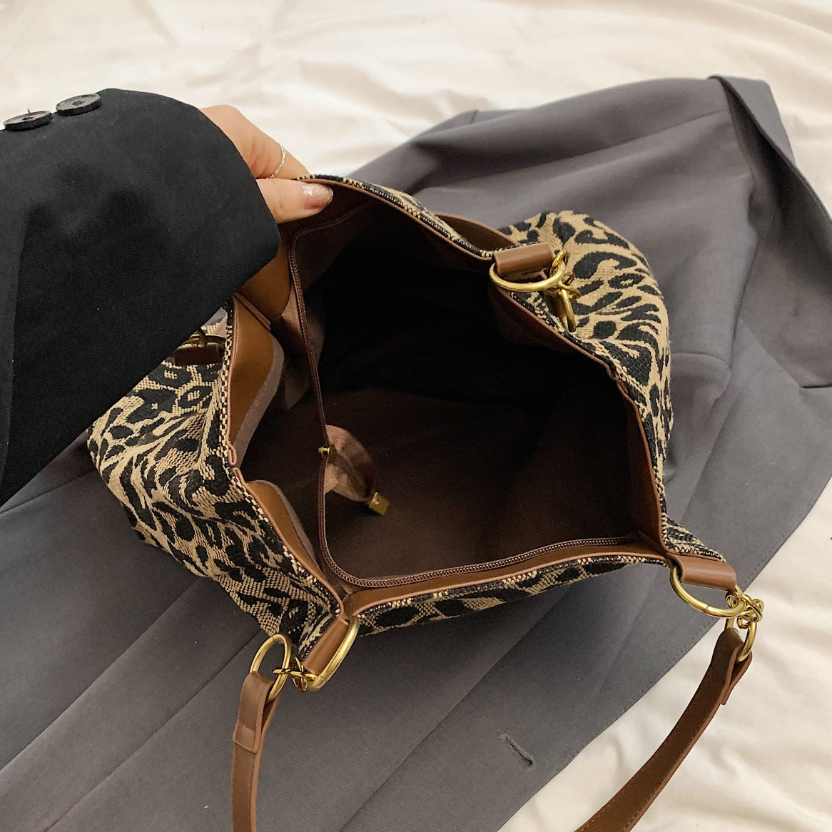 Large Capacity Brown PU Tote Bag for Commute & Leisure