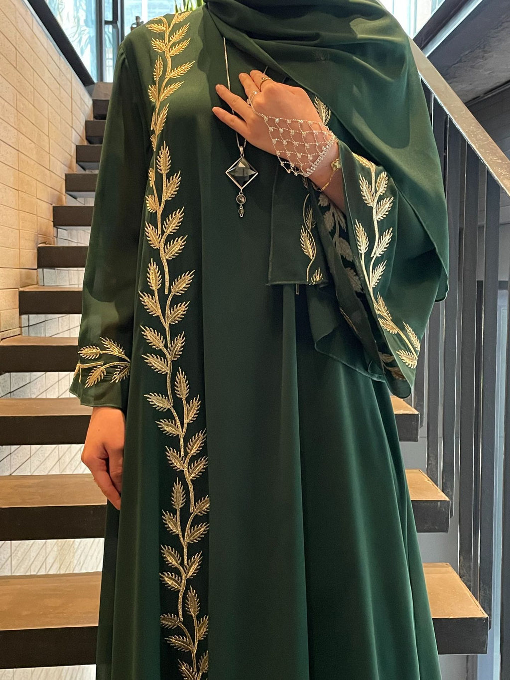 Robe longue musulmane à col rond brodée d'un motif végétal avec manches cloche