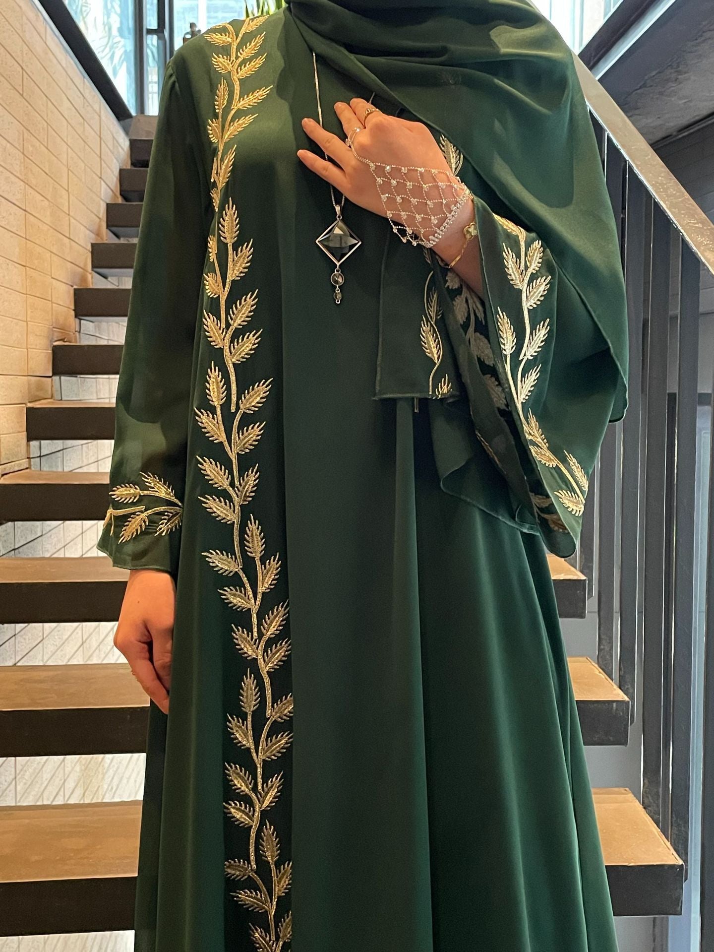 Robe longue musulmane à col rond brodée d'un motif végétal avec manches cloche