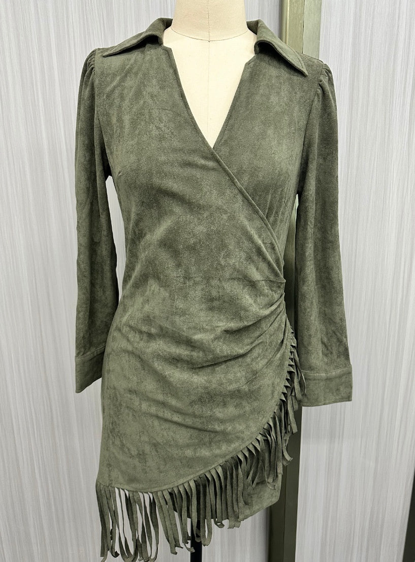 Robe longue à manches longues ajustée en denim et suédine ornée de franges, style western