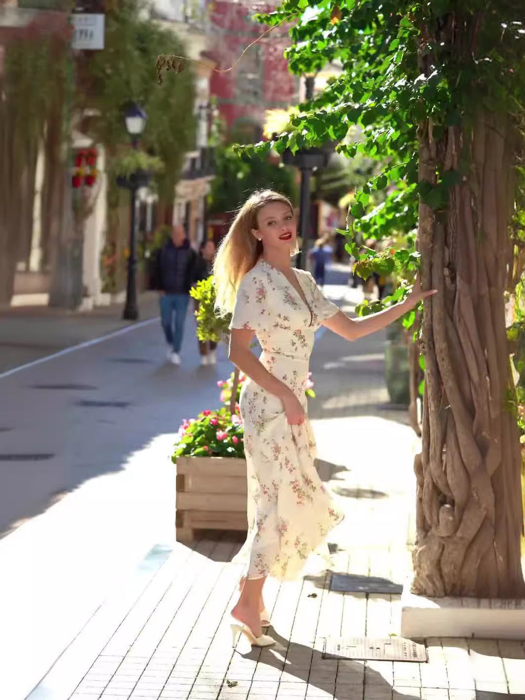 Robe française sexy amincissante à fleurs, décolleté plongeant et taille haute
