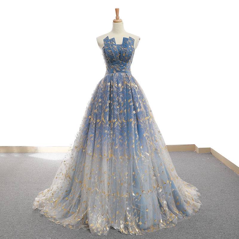 Robe de soirée à motif bleu clair et traîne en queue-de-pie