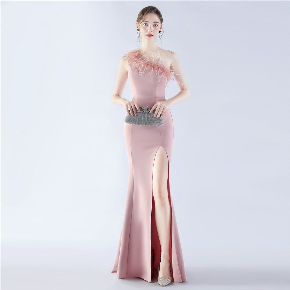 Robe de soirée en plumes d'autruche pour dîner-spectacle de mariage