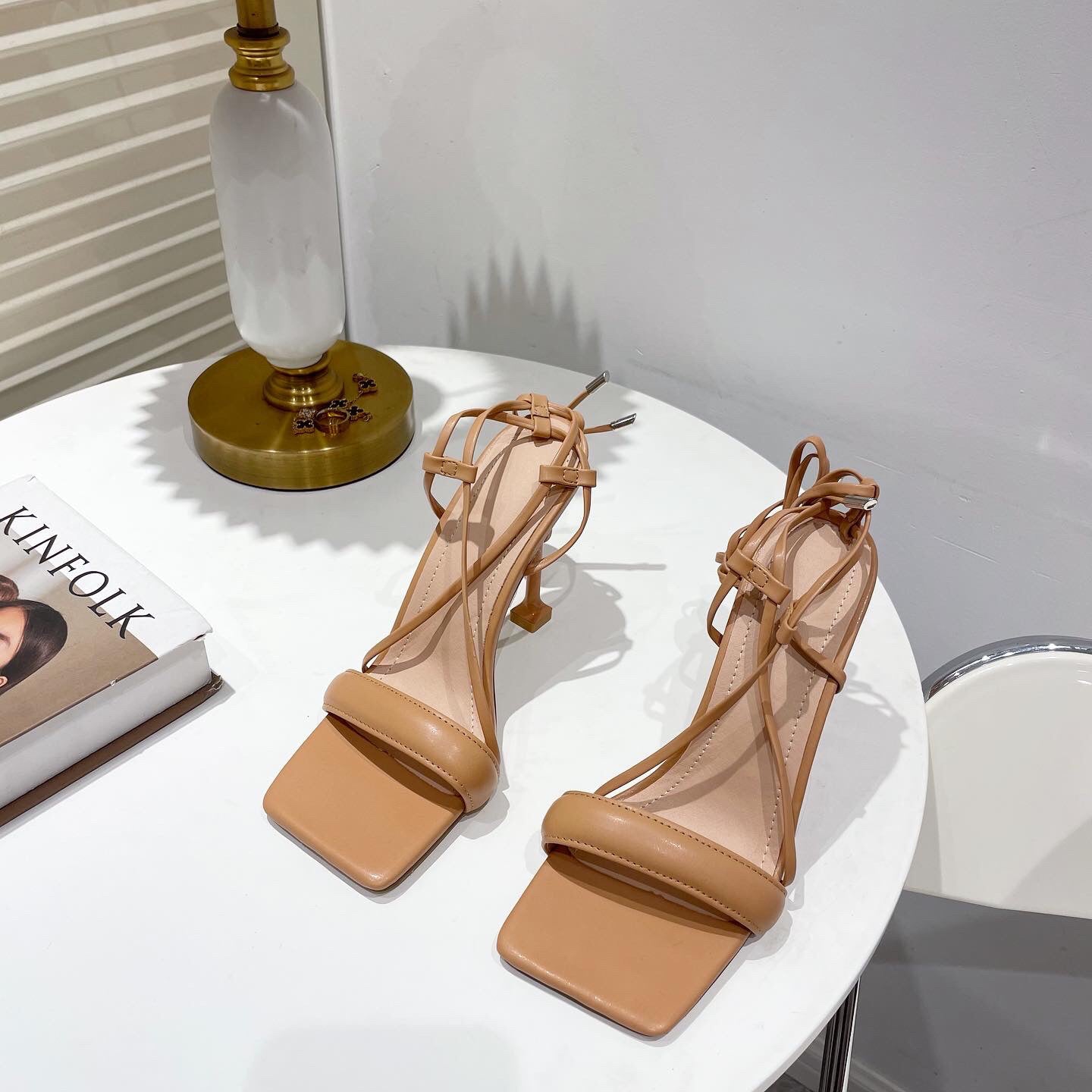 Escarpins à talons aiguilles et brides découpées en cuir de vachette