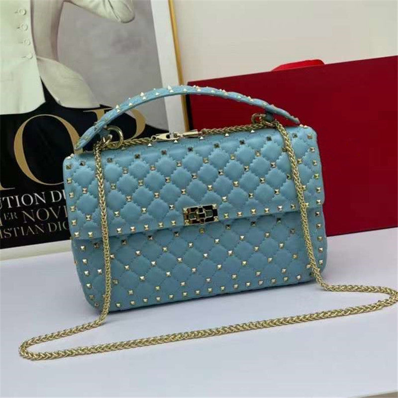 Sac carré en peau de mouton clouté de diamants pour femme