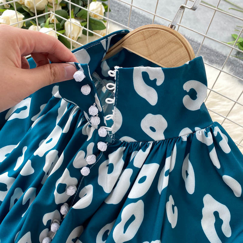 Robe mi-longue imprimée cintrée à col montant, manches bouffantes et boutonnée