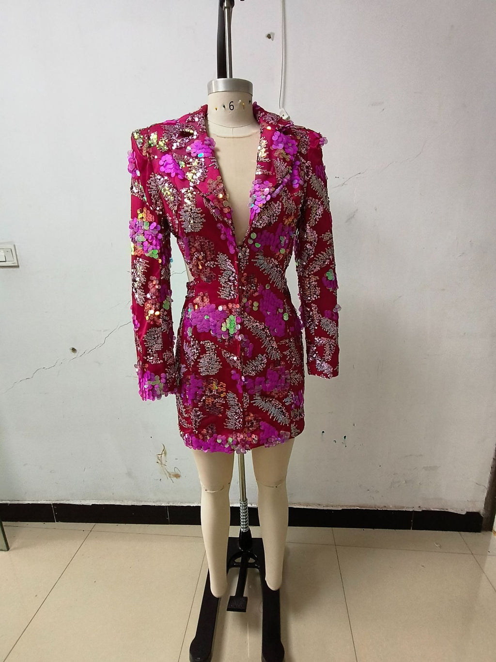 Robe mi-longue dos nu à sequins rouge rosé