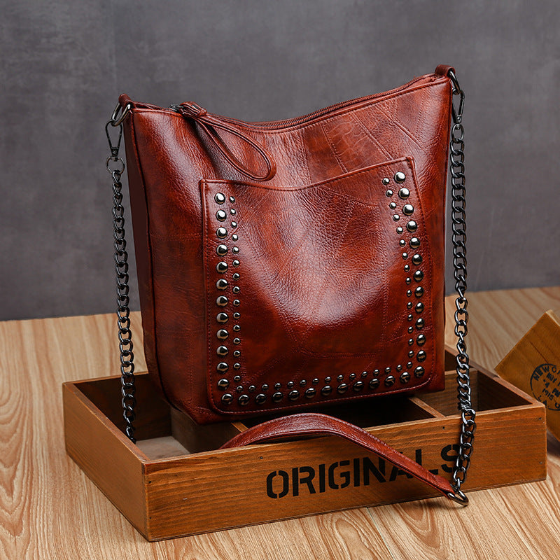 Sac bandoulière souple en cuir clouté grande capacité