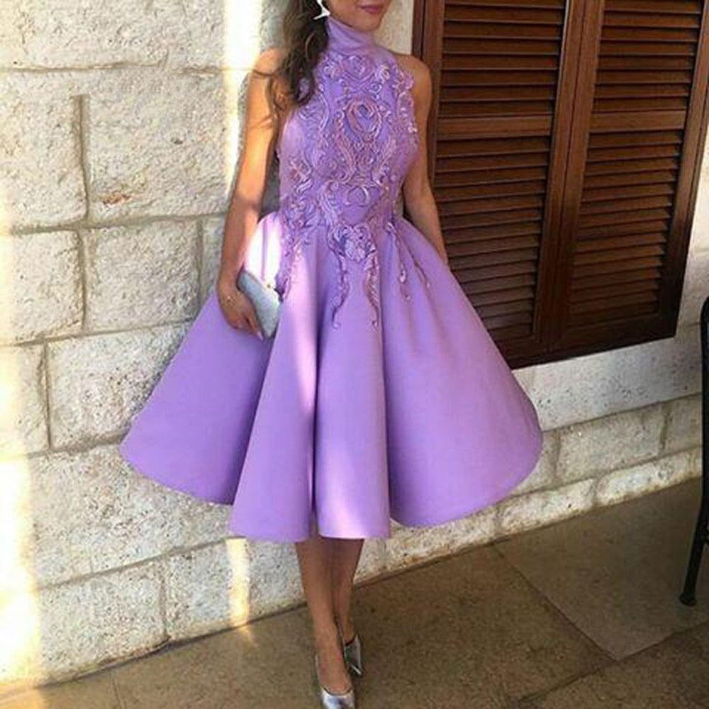 Robe de bal sans manches en rayonne violette à col montant, longueur genou avec appliqués