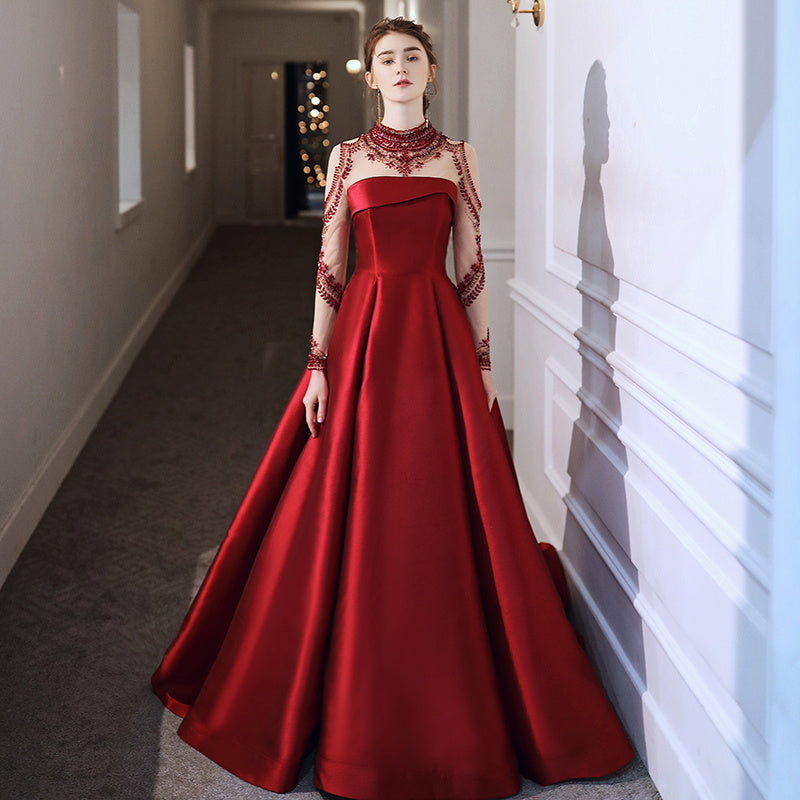 Robe en satin rouge bordeaux à col montant et fermeture éclair