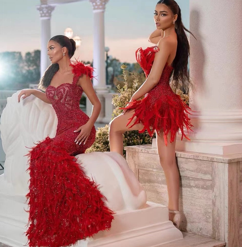 Robe fourreau rouge sans manches, à sequins et plumes, avec col carré