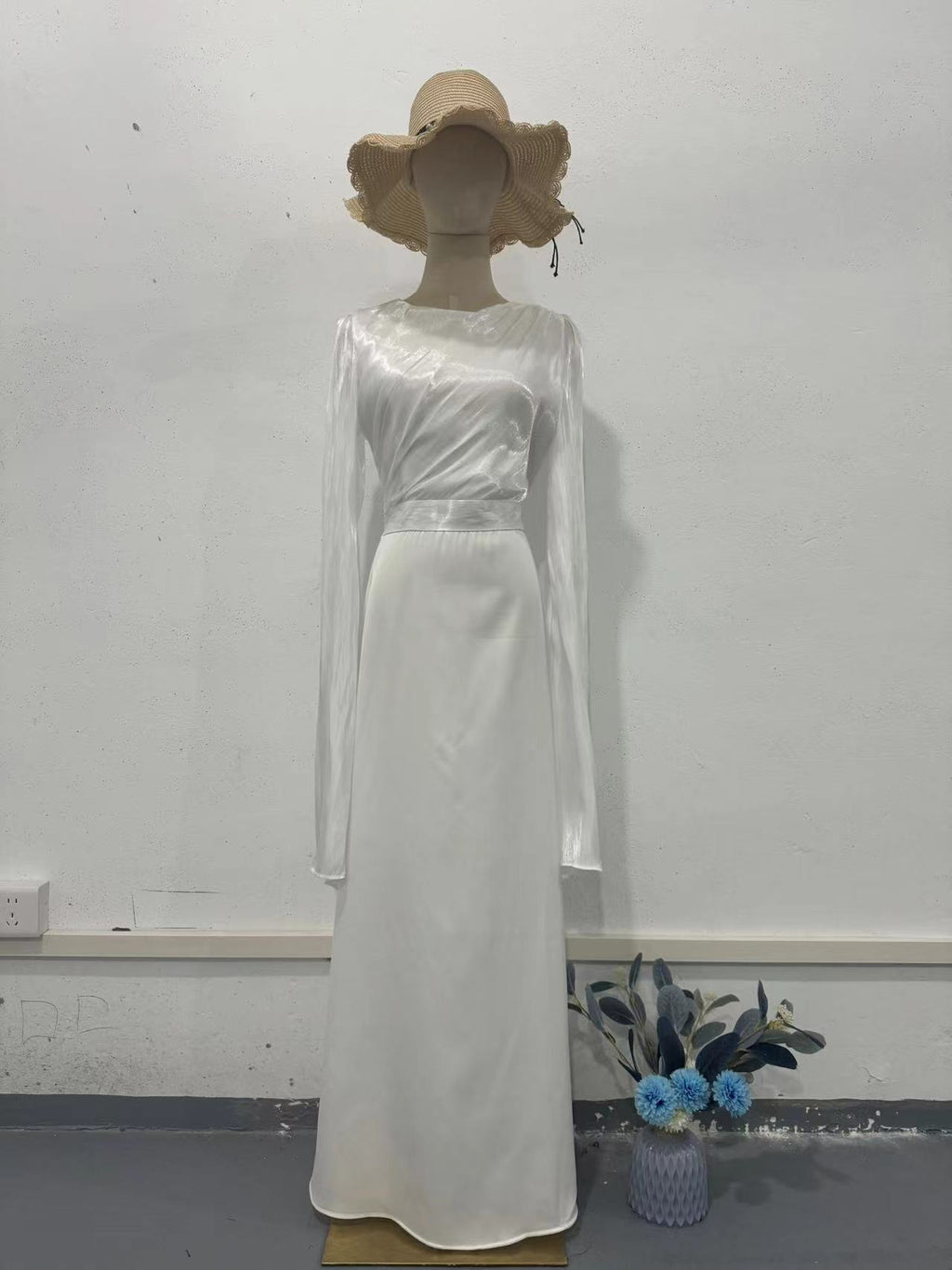 Grande robe ajustée en satin avec manches longues en gaze de verre