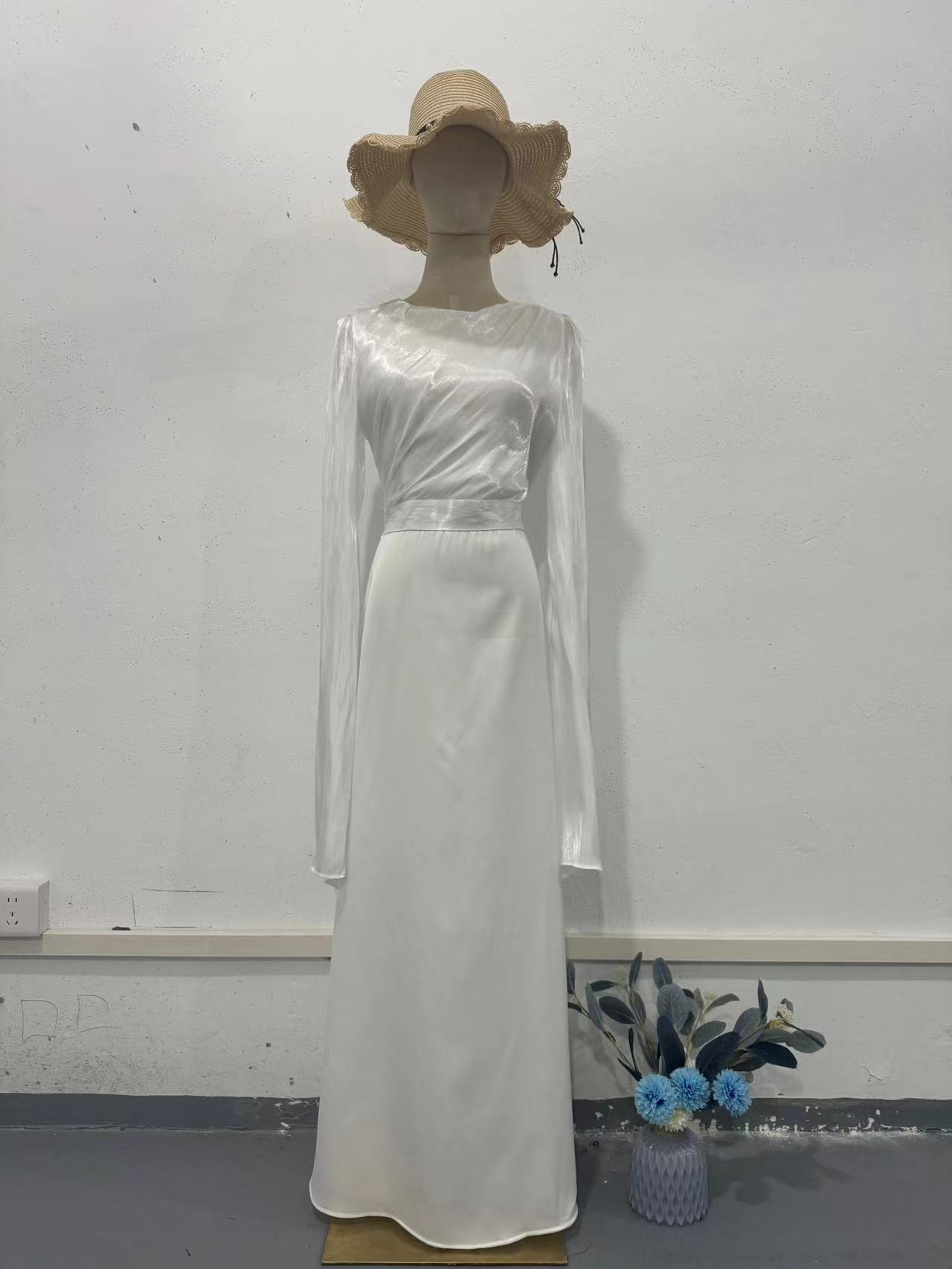 Robe longue en satin à manches larges ourlet et coupe ajustée, en gaze de verre