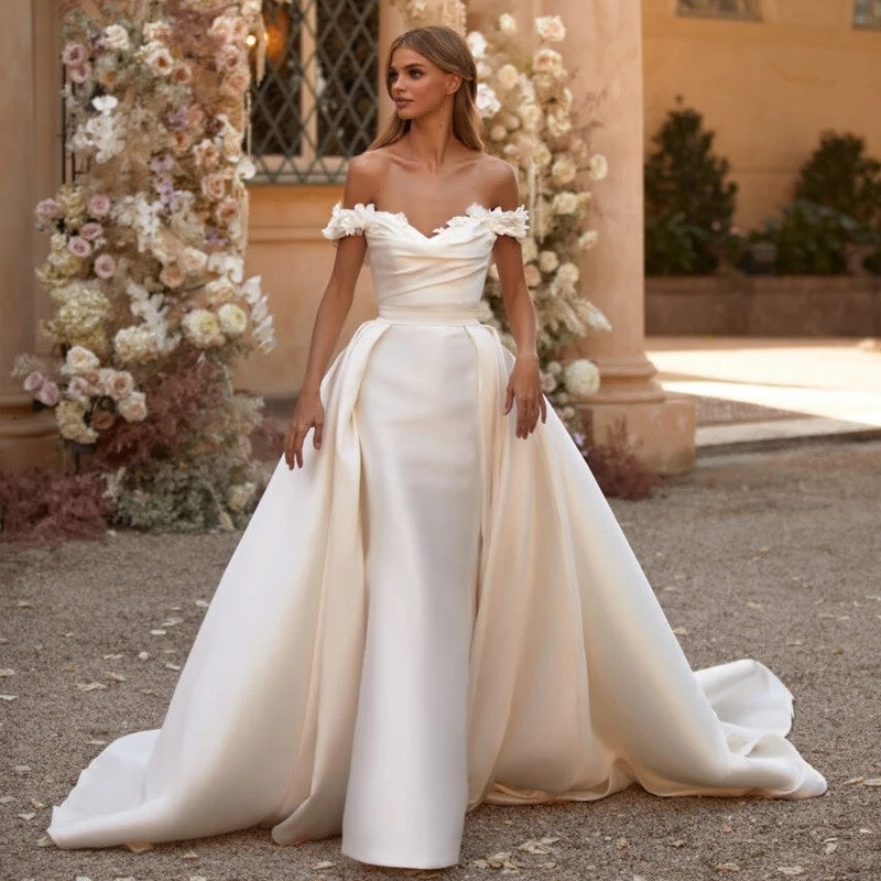 Robe de mariée sirène en satin avec traîne amovible, épaules dénudées et laçage