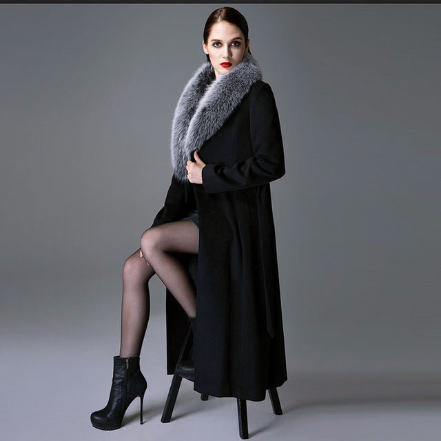 Manteau long en laine noire avec col en vraie fourrure de renard, taille super longue