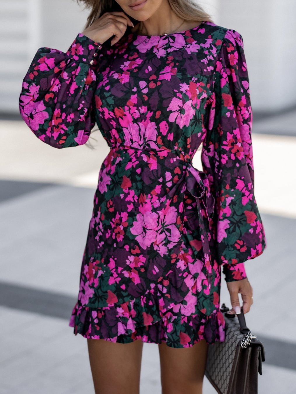 Robe à manches longues, encolure ronde, à lacets et taille ajustée