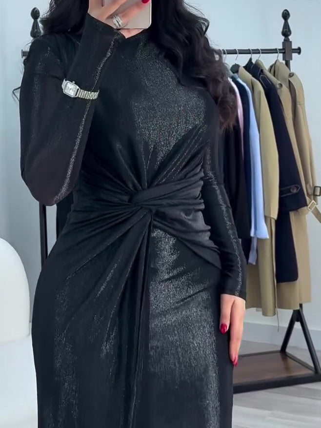 Robe longue musulmane métallisée avec détail torsadé sur le devant et manches longues