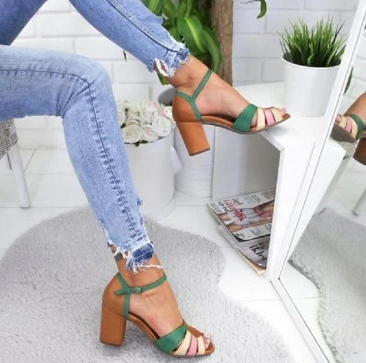 Sandales femme vertes à talon carré, bouche de poisson et boucle de couleur contrastante