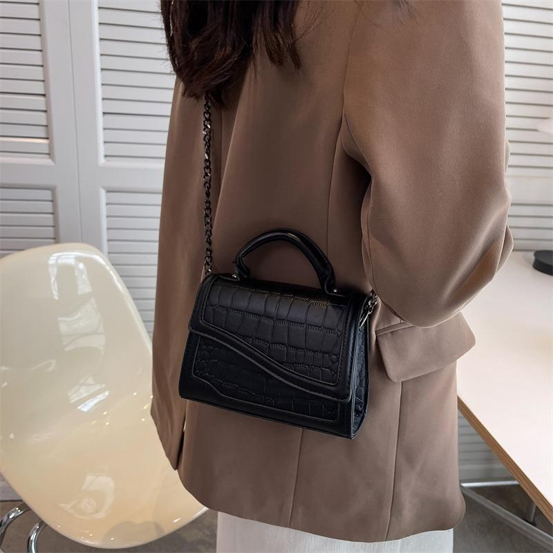 Retro Niche Women’s Crocodile Pattern Clamshell Bag