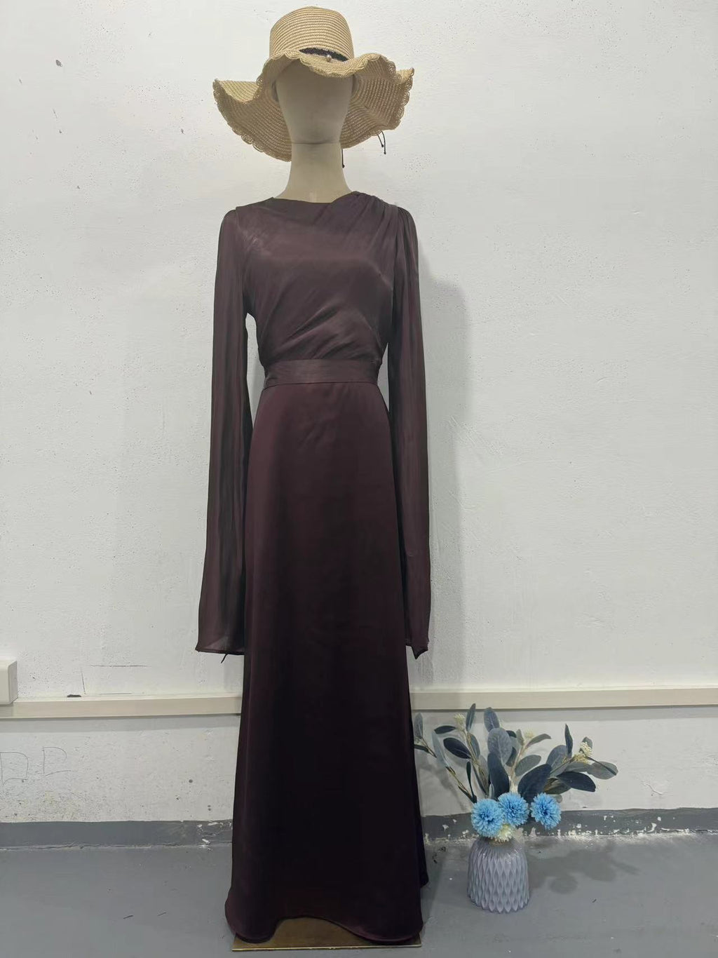 Grande robe ajustée en satin avec manches longues en gaze de verre